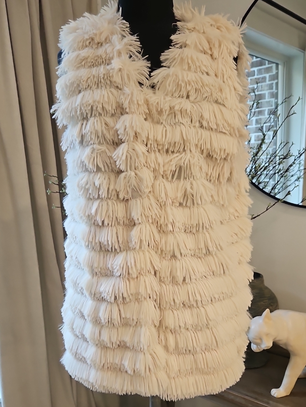 BELLA BIRD Women's Cream Textured Fringe Faux Fir Vest. SizeXL